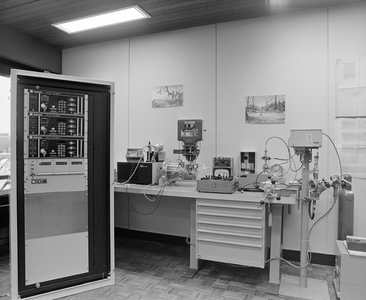 883337 Afbeelding van een opstelling met instrumenten bij het Gasbedrijf Centraal Nederland (Atoomweg 50) te Utrecht.